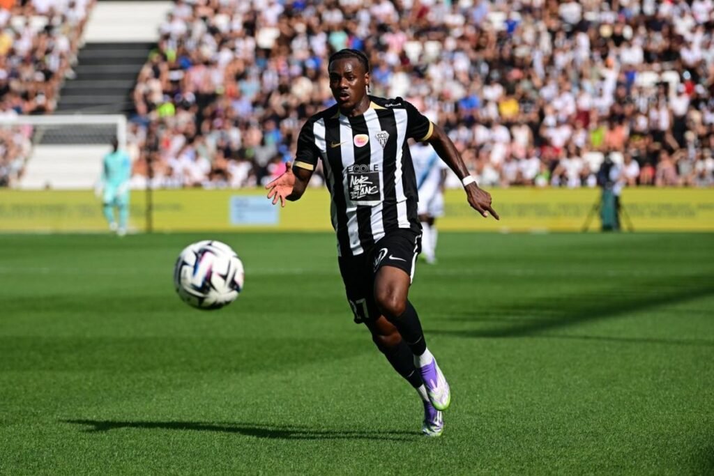 Lilian Raolisoa lors du match face à Toulouse (1-0) le 8 février dernier. Le latéral droit français s'est illustré en inscrivant un lob de 35 mètres en fin de match, offrant la victoire aux Angevins.