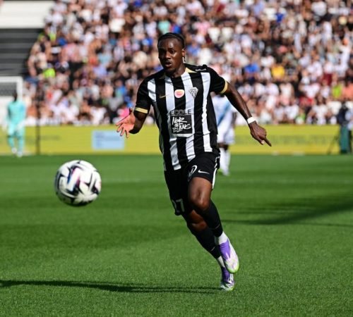 Lilian Raolisoa lors du match face à Toulouse (1-0) le 8 février dernier. Le latéral droit français s'est illustré en inscrivant un lob de 35 mètres en fin de match, offrant la victoire aux Angevins.