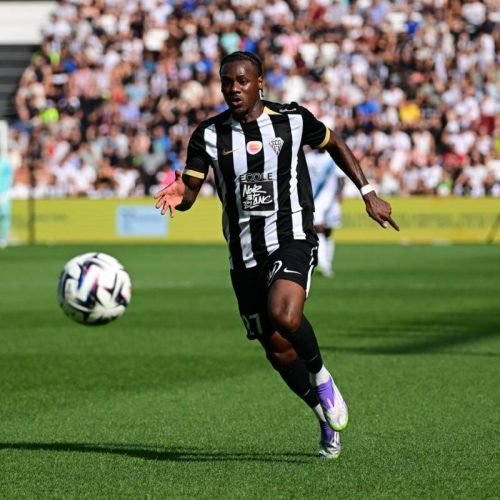 Lilian Raolisoa lors du match face à Toulouse (1-0) le 8 février dernier. Le latéral droit français s'est illustré en inscrivant un lob de 35 mètres en fin de match, offrant la victoire aux Angevins.